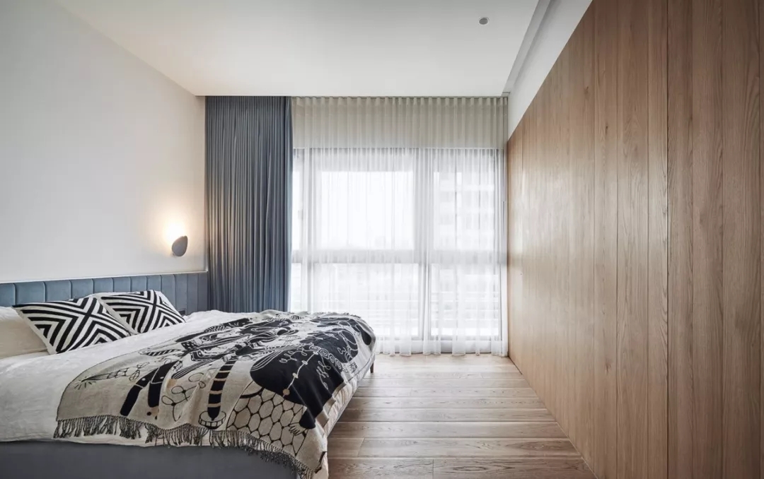 装修公司案例｜126㎡简约公寓装修设计，书架这么用，多出一间房