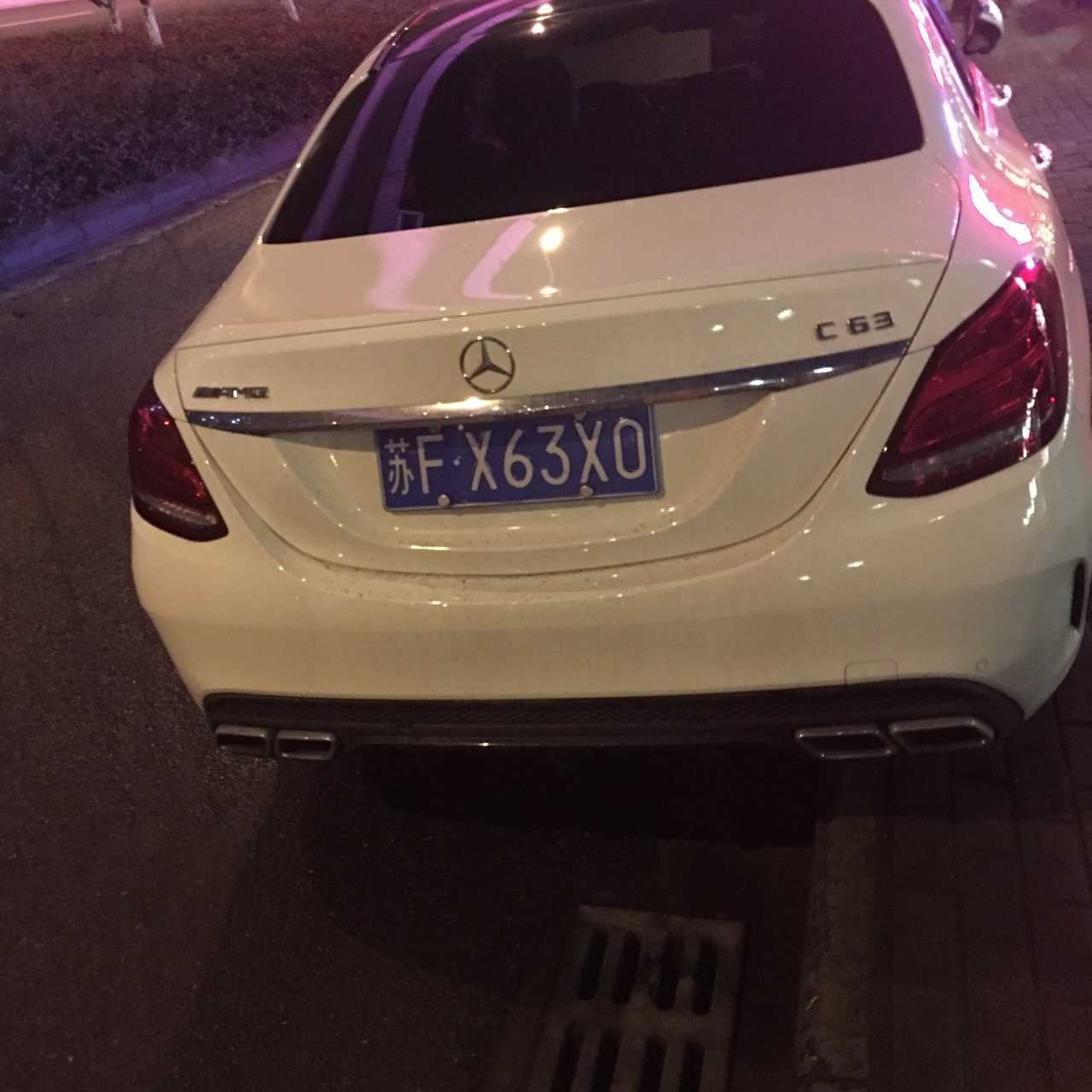 南通市区实拍奔驰c63amg车牌也带63