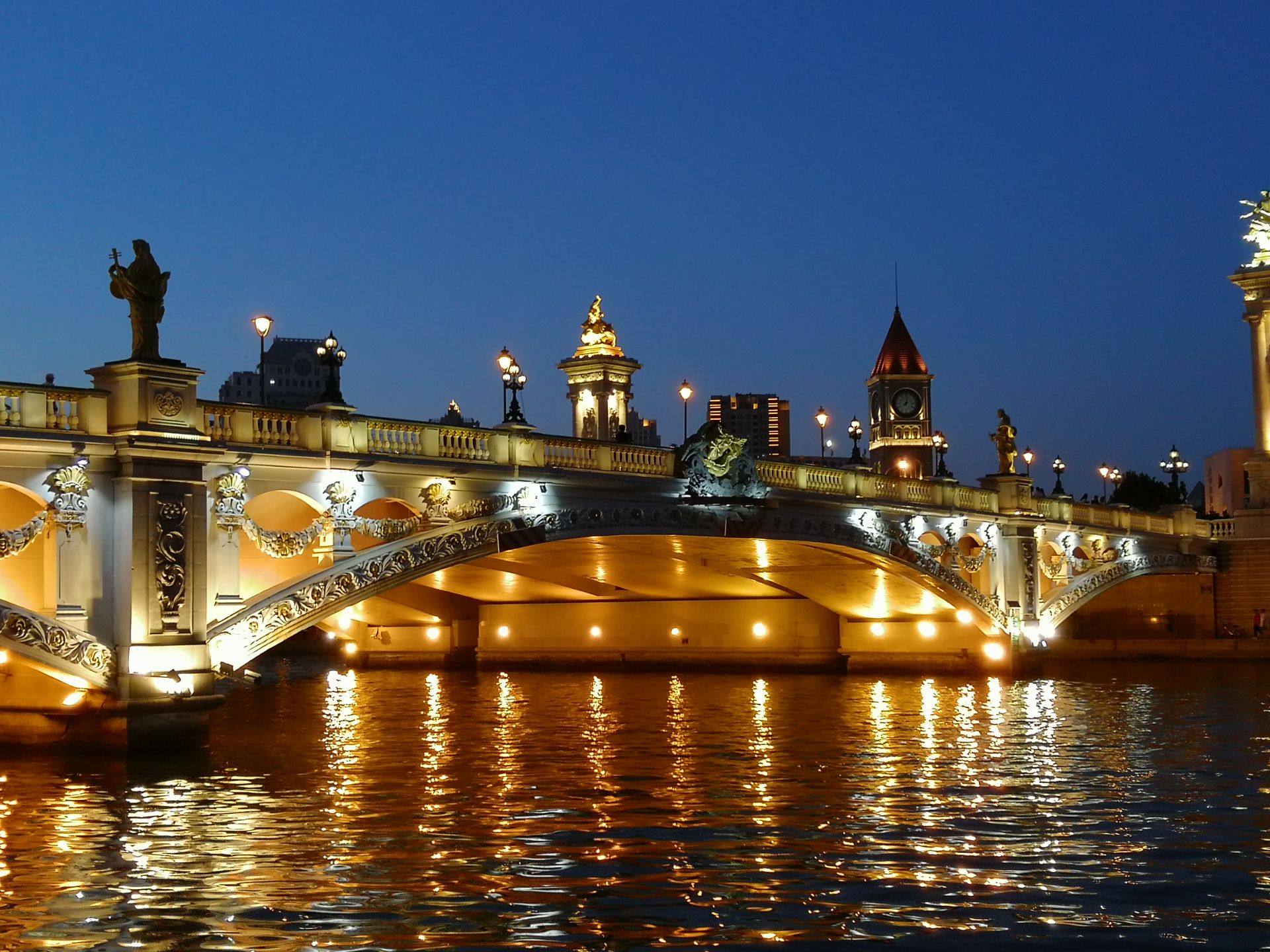 游览天津市海河夜景