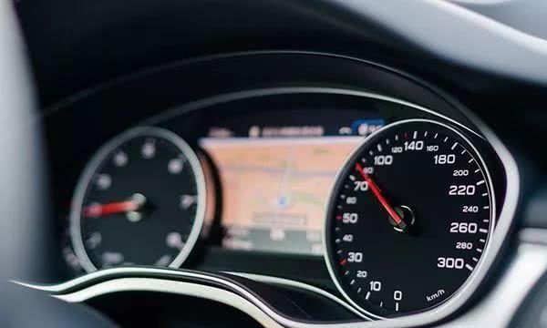 码的车速可以刹车踩到底吗