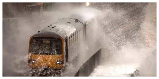 全球最恐怖的火车,不关窗户的话后果不堪设想!