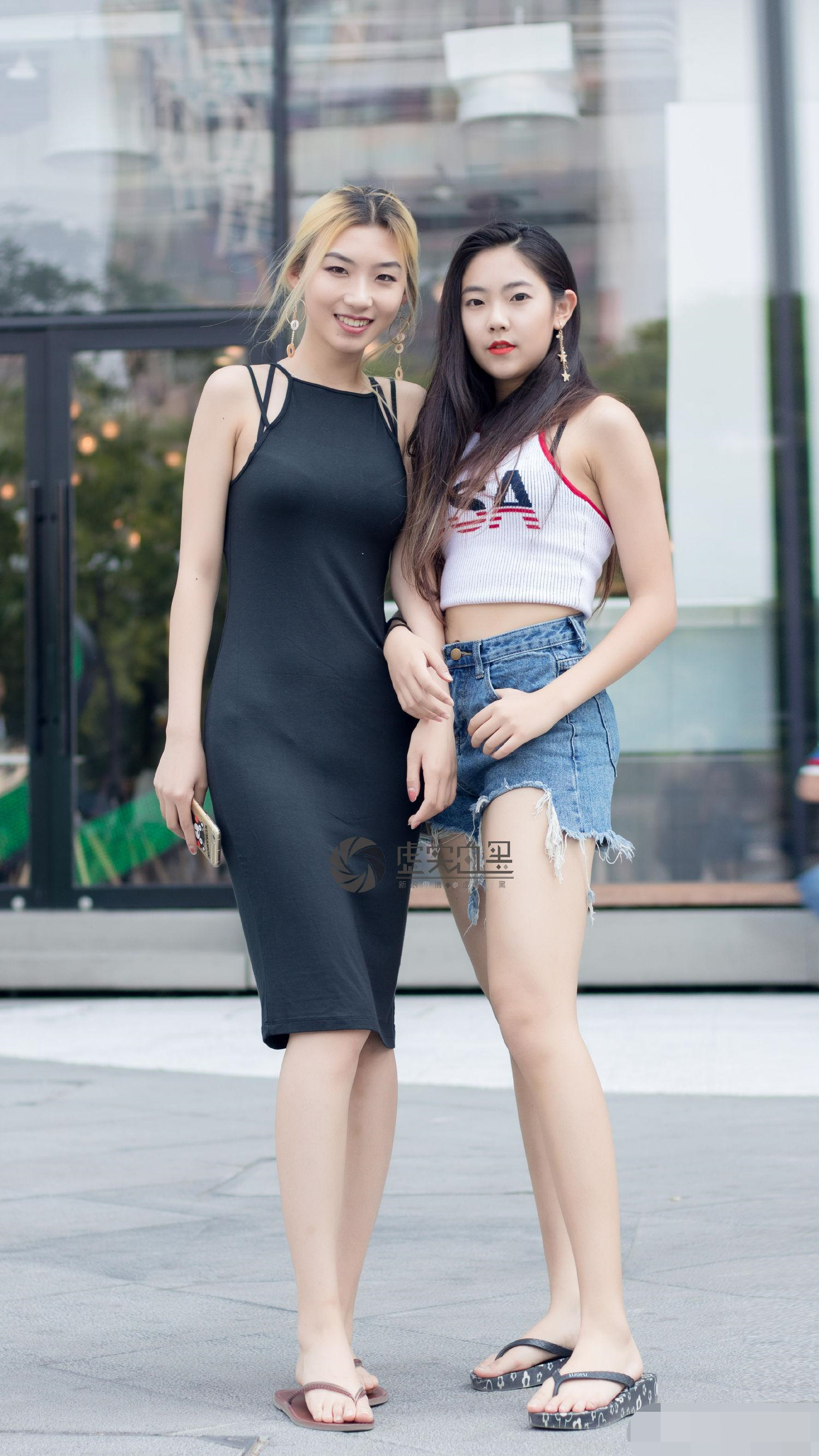 街拍:小姐姐,精致优雅气质,丰腴有致,美丽动人很有时尚感!