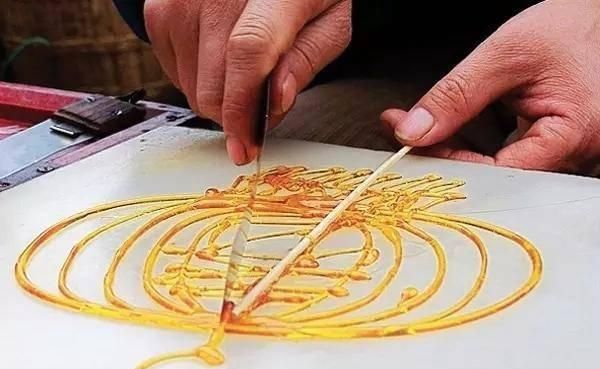 巷子里的糖画已成非遗古老技艺谁来守护