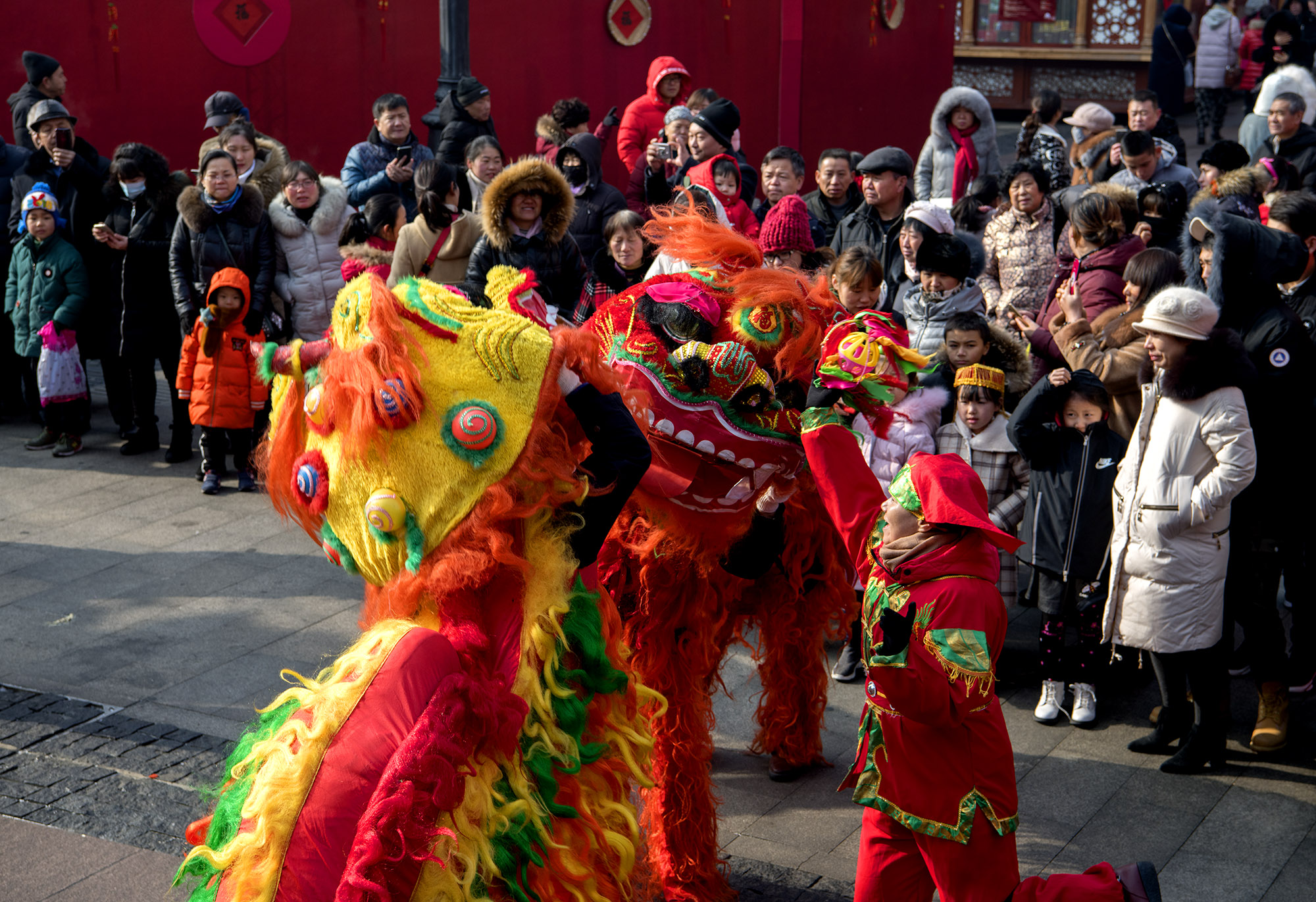 乌鲁木齐大巴扎步行街舞龙舞狮闹新春
