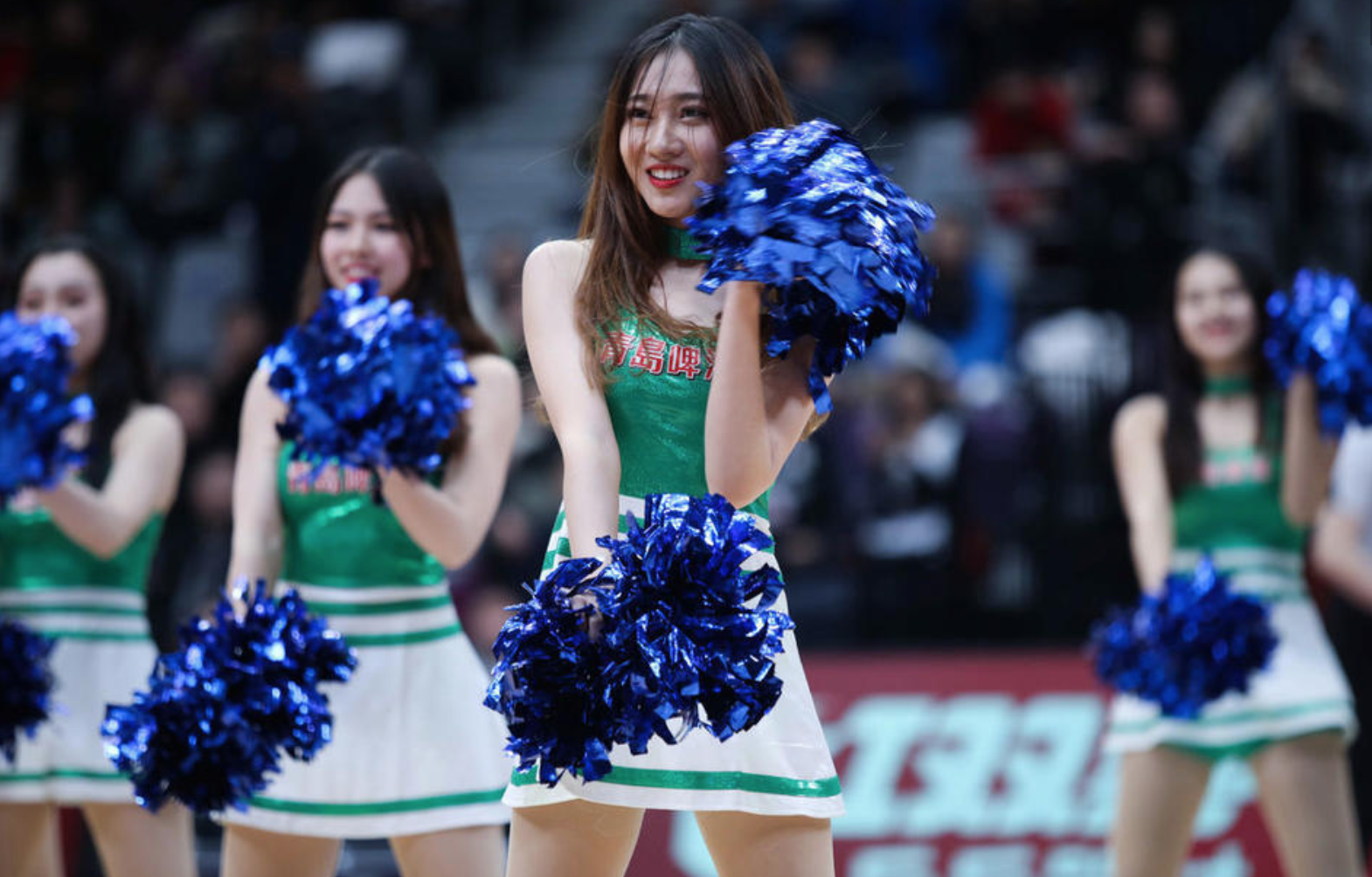 cba拉拉队宝贝图集一字马劈腿燃爆全场小热裤来助阵