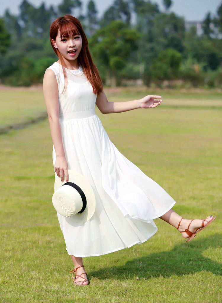 外景下的青春年华白裙文静伊人可爱小姑娘
