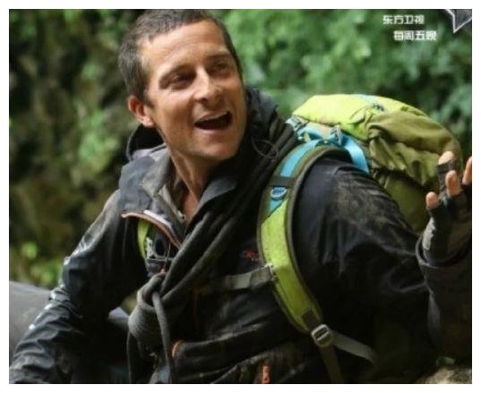 贝尔是一名探险家,参加这个节目的都是明星,贝爷被称为站在食物链顶端