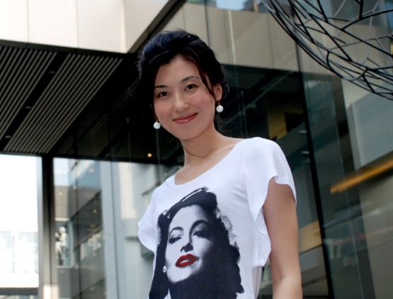 央视"最美女主持"李红的5张照片,图2年轻时尚,图5优雅高贵