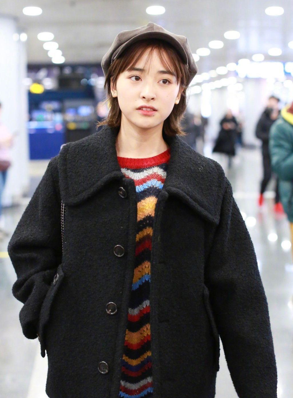 沈月机场街拍,黑色外套内搭彩色条纹毛衣清新自然,又酷又美_高清图集