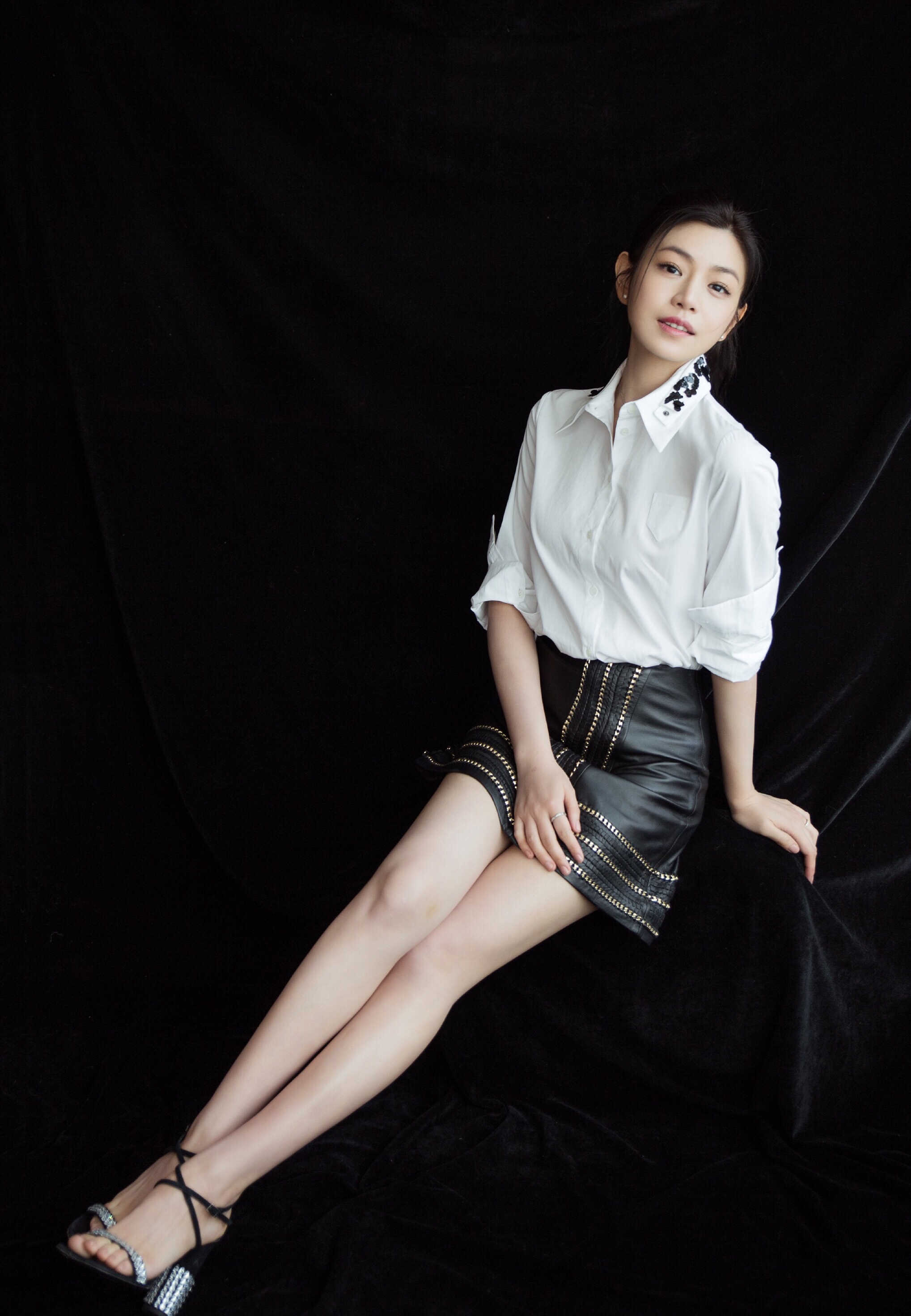 陈妍希出席品牌活动一袭白色上衣黑色短裙 简约俏皮 清新明丽