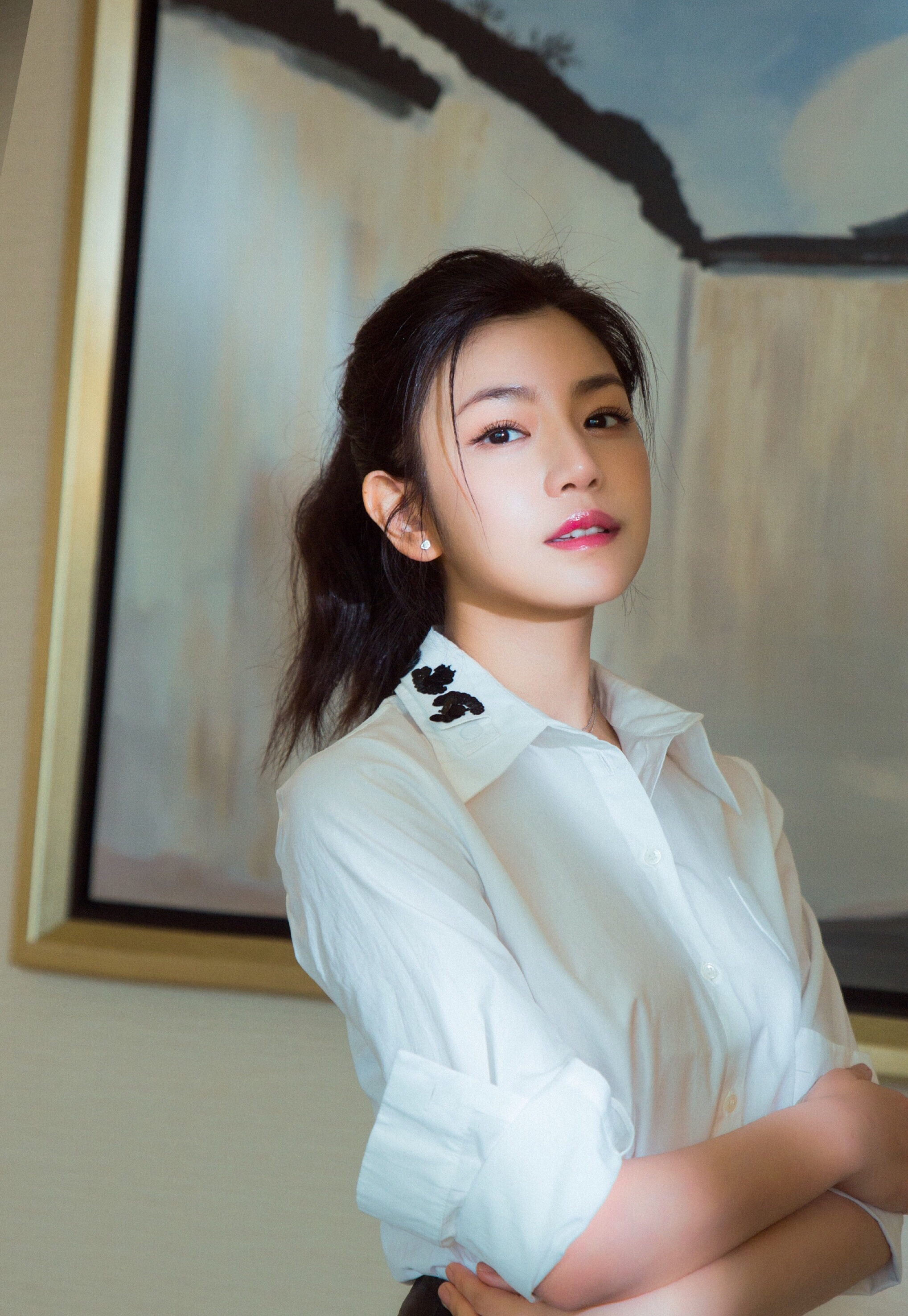 陈妍希出席品牌活动一袭白色上衣黑色短裙 简约俏皮 清新明丽