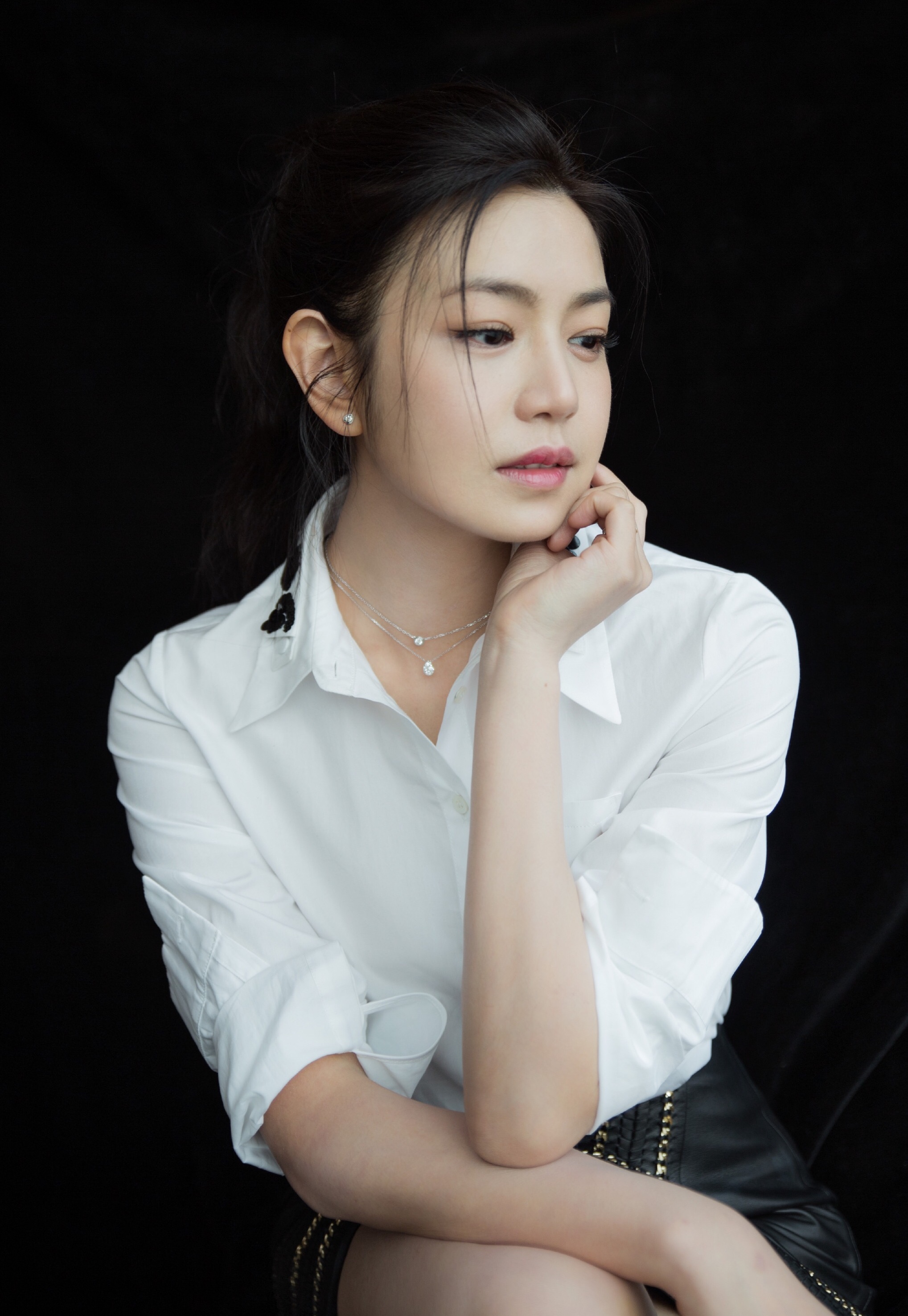 陈妍希出席品牌活动一袭白色上衣黑色短裙 简约俏皮 清新明丽