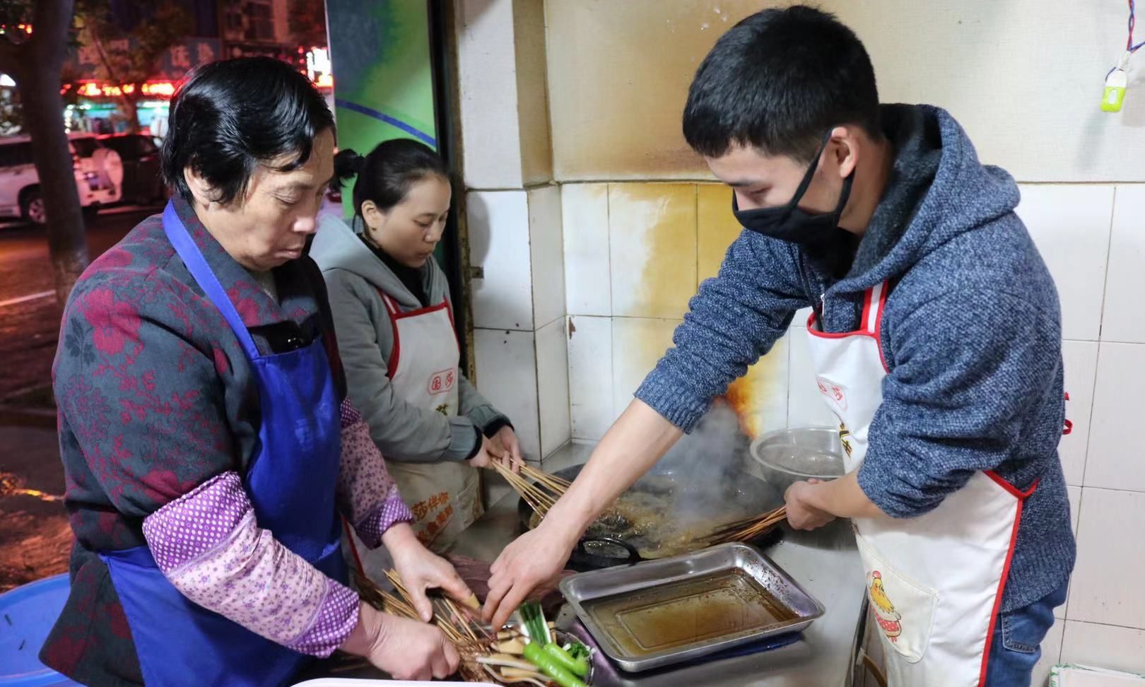 四川乐山:一到饭点就被本地人挤满的英子油炸串串,你听说过么