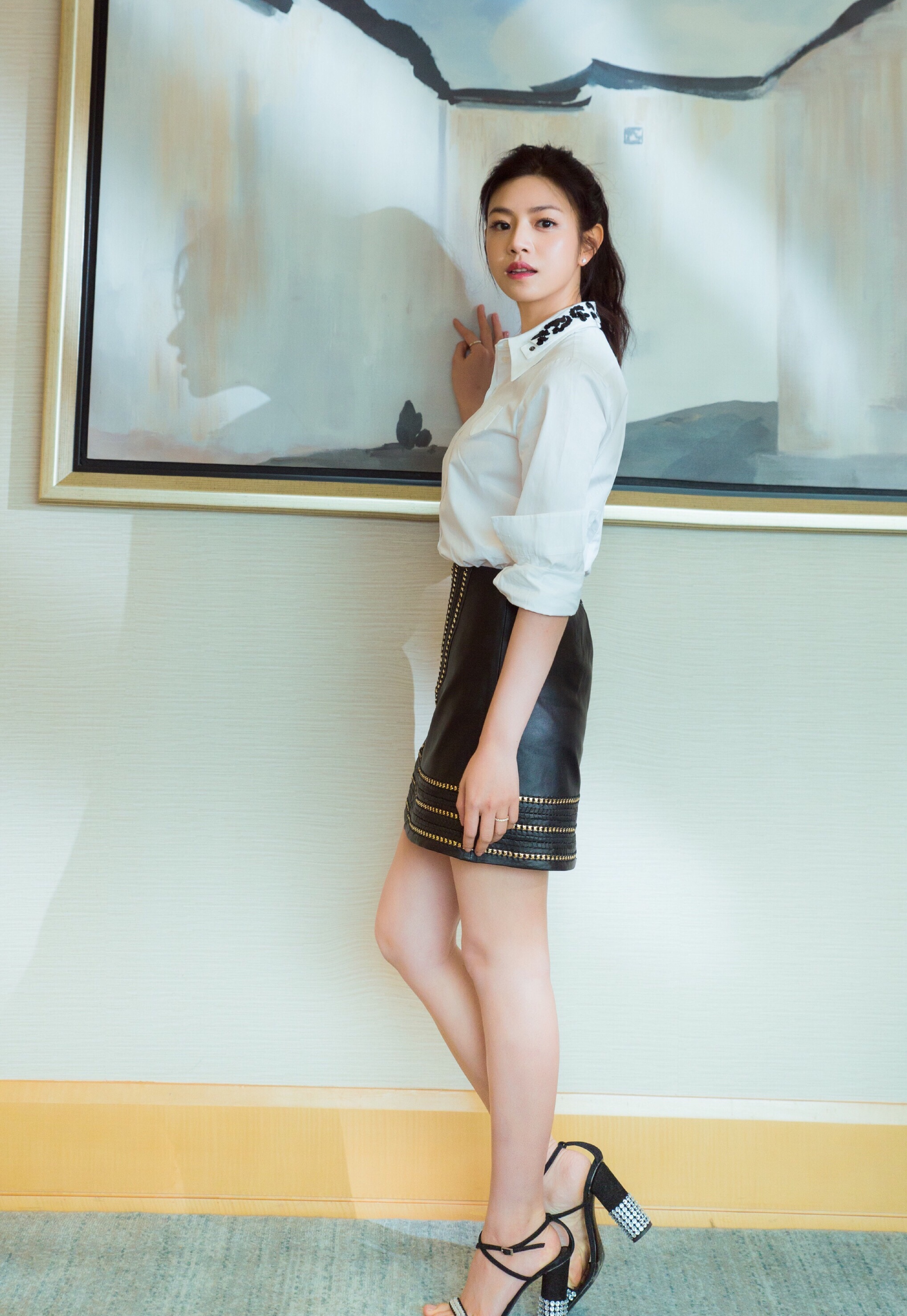 36岁陈妍希终于换风格，时髦机车皮衣配牛仔短裙，酷帅活力显个性_整体
