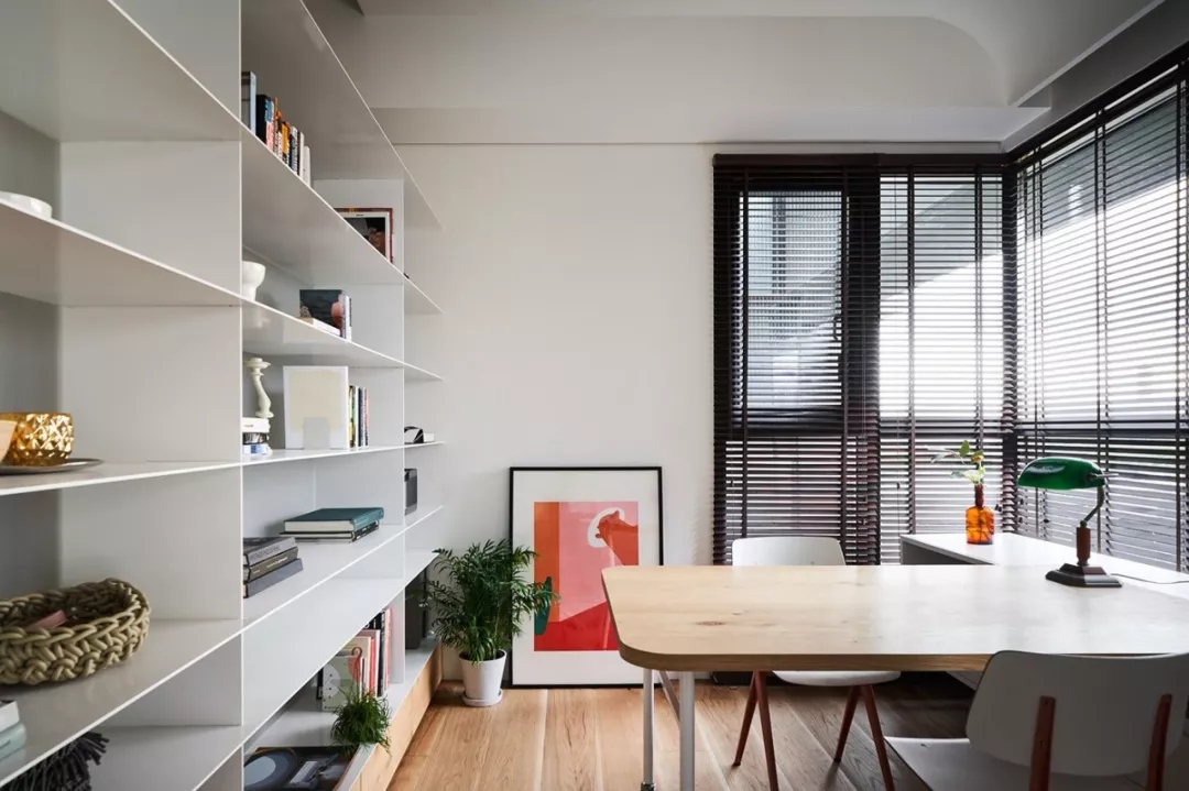 装修公司案例｜126㎡简约公寓装修设计，书架这么用，多出一间房