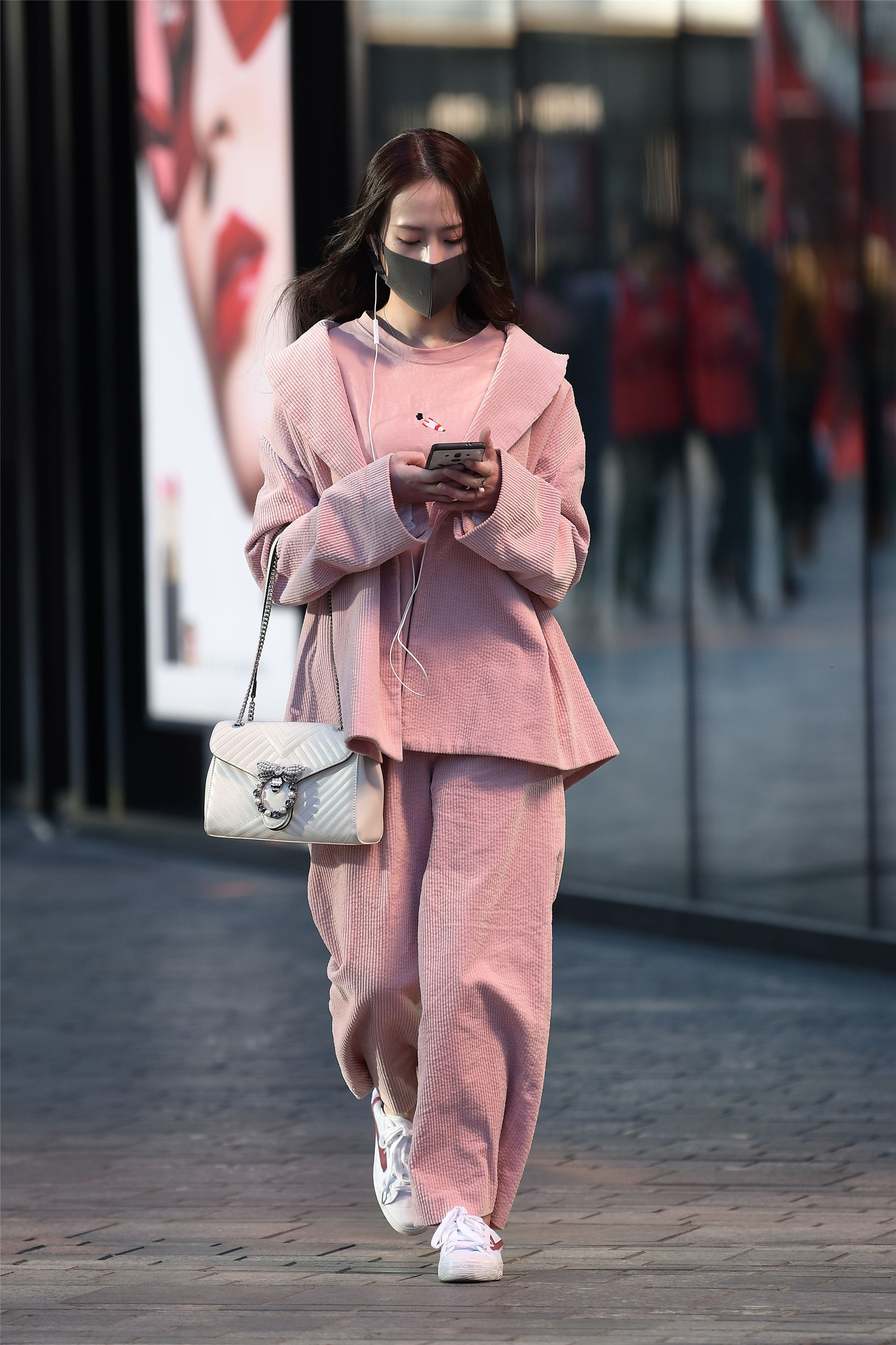 三里屯的春天,多姿多彩,穿搭时尚姑娘演绎春季穿搭穿搭|三里屯|姑娘