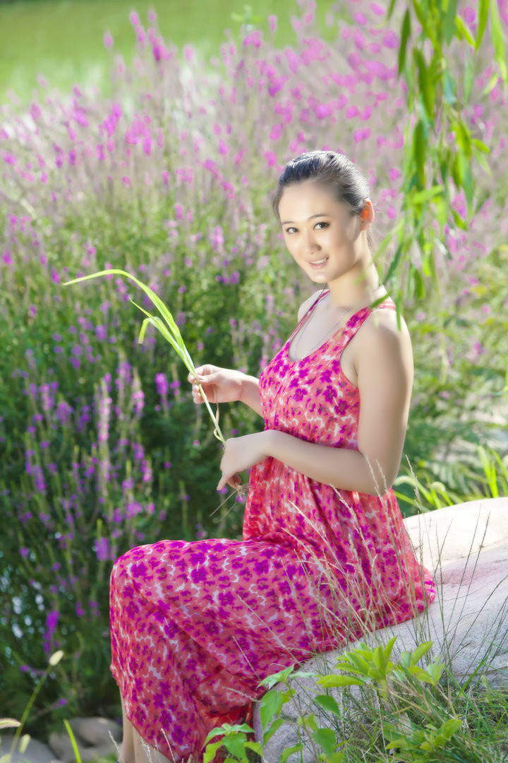 秀美乡村美景下的靓丽裙装女子|人像|红裙|美女_新浪网