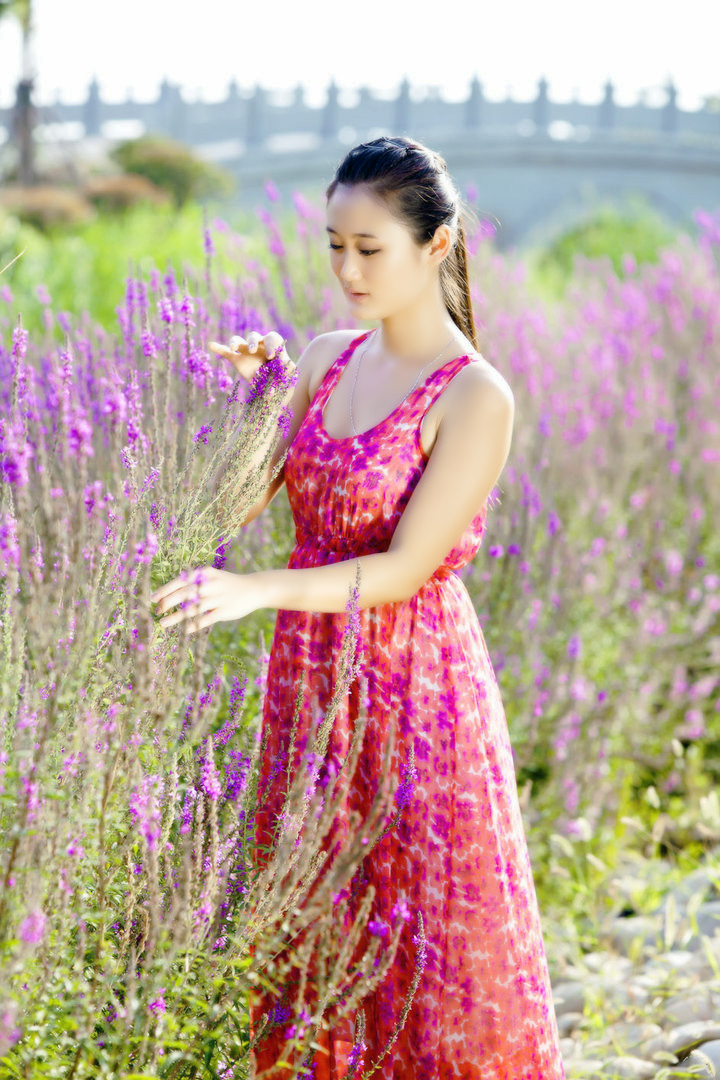 秀美乡村美景下的靓丽裙装女子|人像|红裙|美女_新浪网