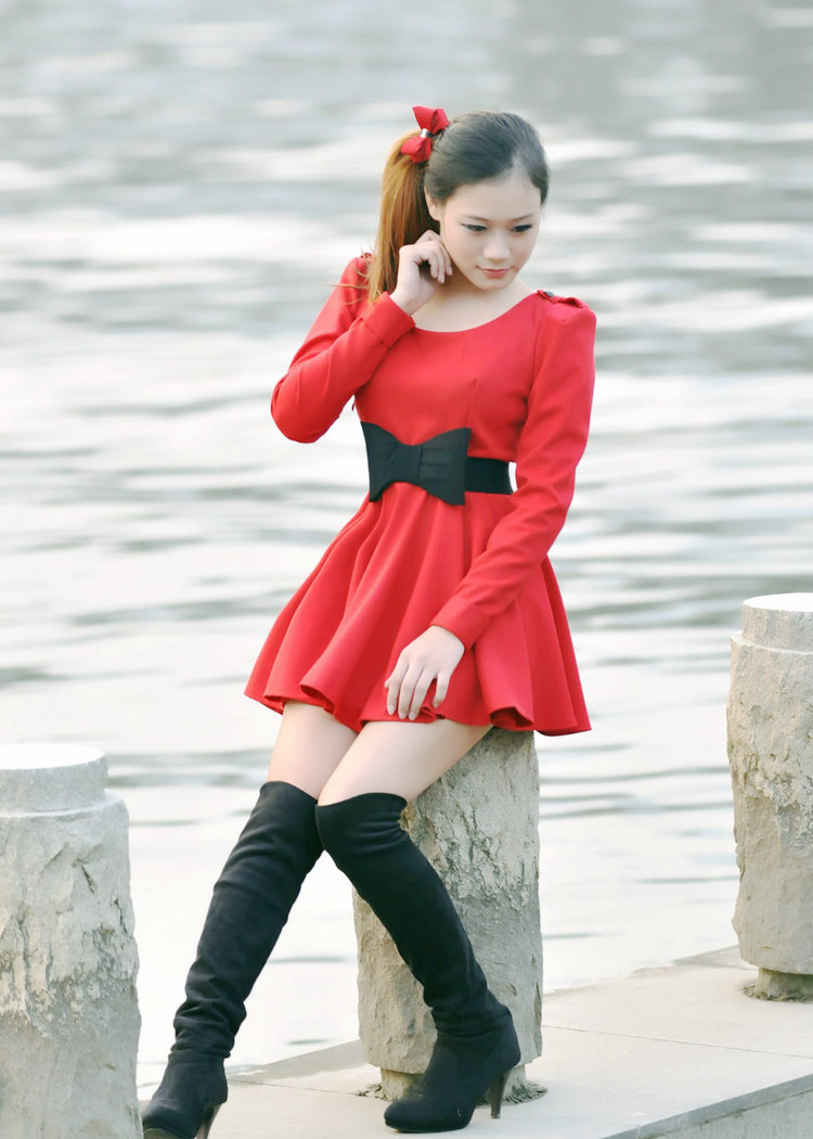 城市公园美景下的青春艳丽红衣美姑娘