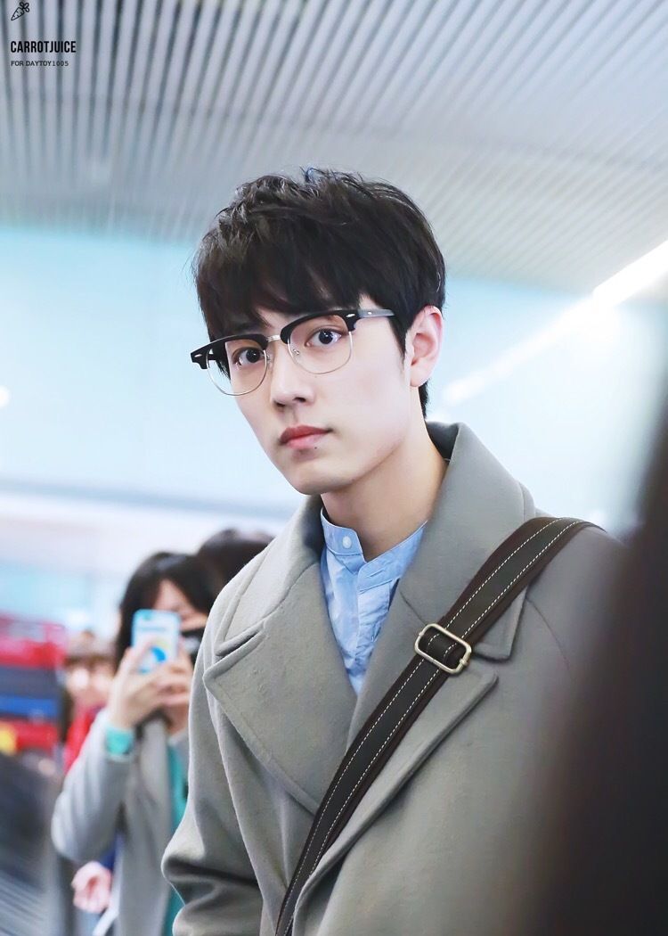 肖战早期稚嫩照片,之前的帅气小哥哥,你还喜欢吗?