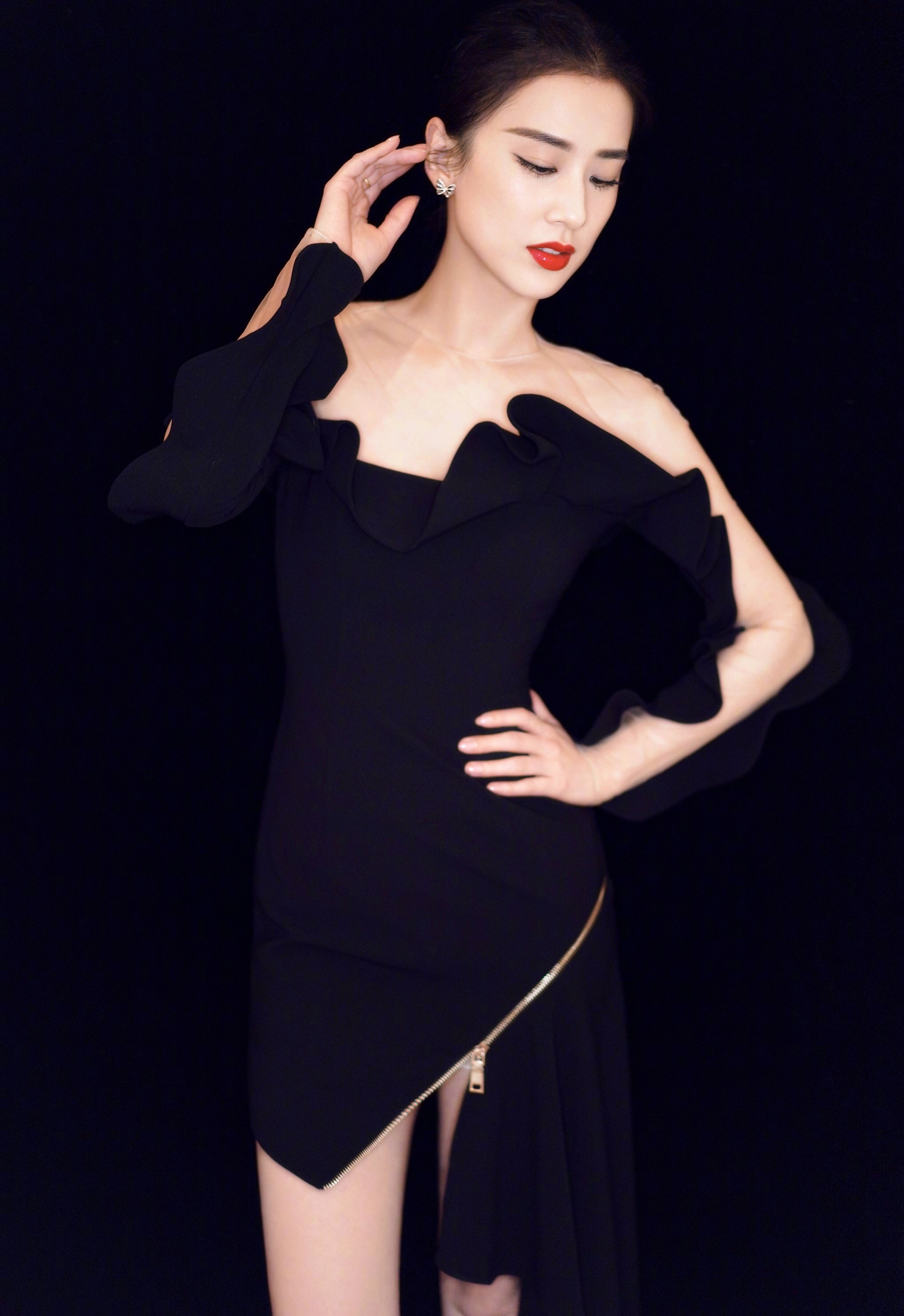 黄圣依出席品牌活动一袭黑色抹胸礼服,知性优雅,又不失性感