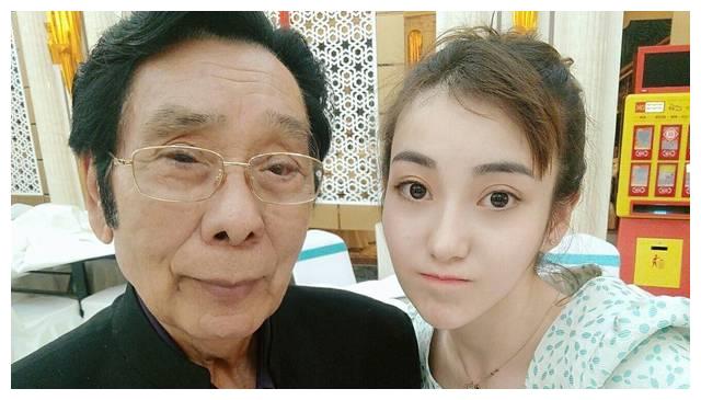 安妮孜热还晒出小时候克里木抱着她的照片,成年后也和克里木合影,看来