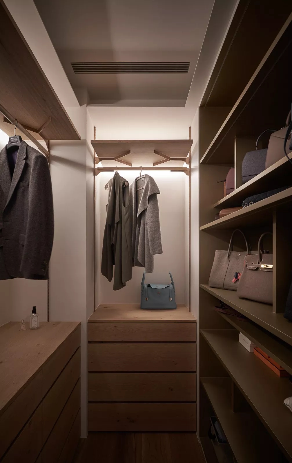 装修公司案例｜126㎡简约公寓装修设计，书架这么用，多出一间房