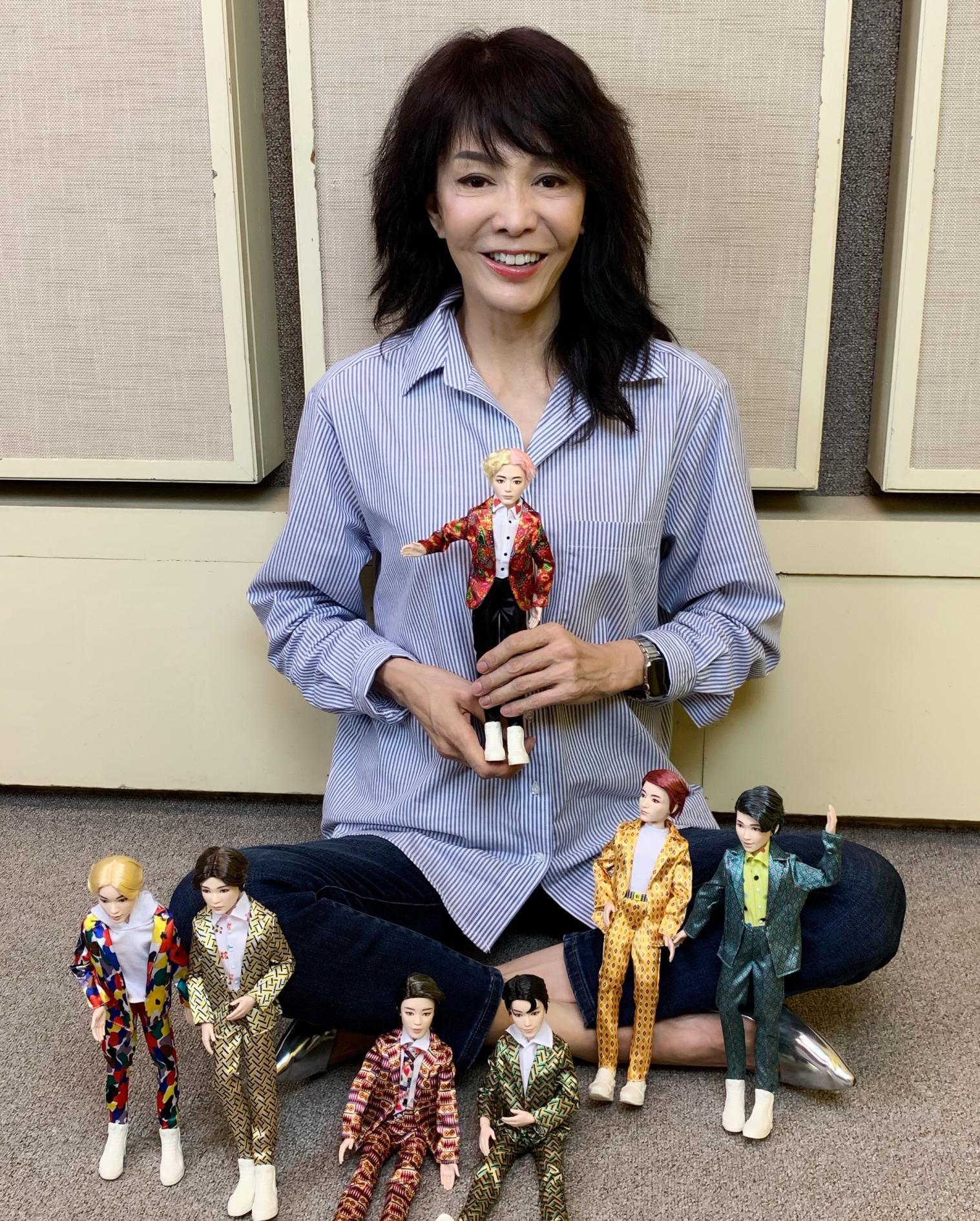 郑裕玲晒62岁庆生照,穿淡蓝色上衣端庄大方,手上蝴蝶戒指好抢镜