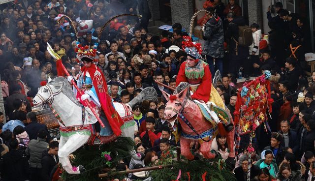 贵州安顺屯堡举行迎春抬汪公民俗活动