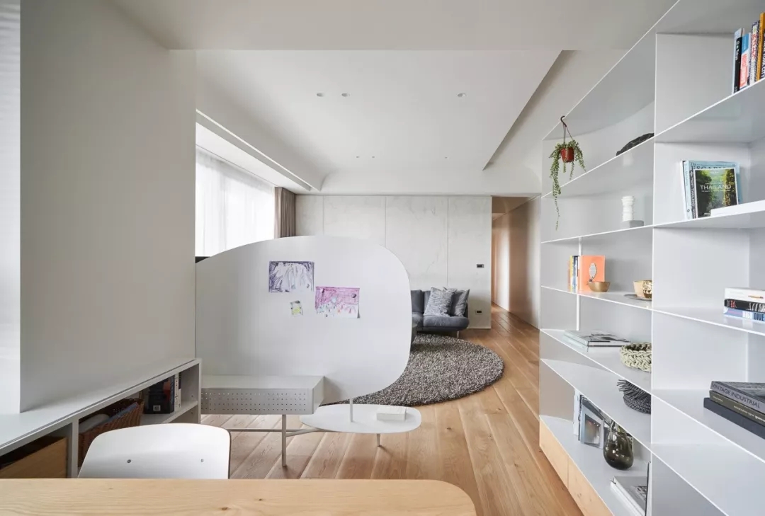 装修公司案例｜126㎡简约公寓装修设计，书架这么用，多出一间房