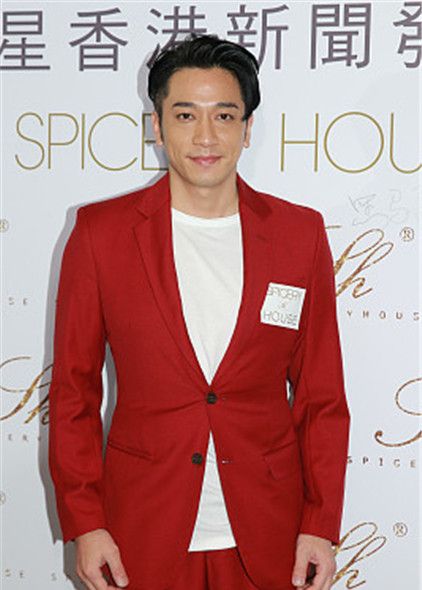 吴卓羲出席美妆品牌发布会 一身红色西装帅气十足