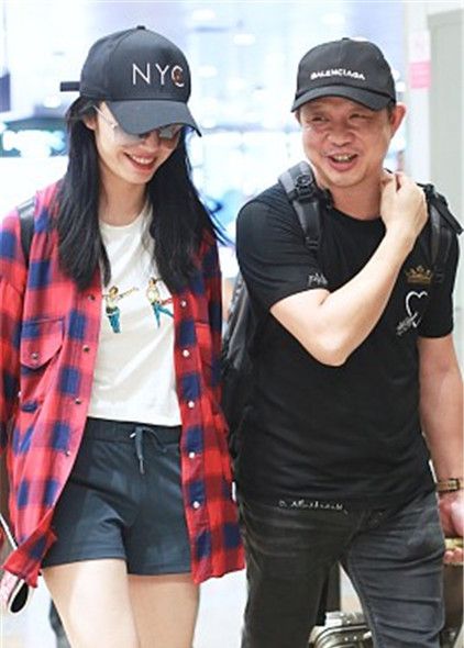 姚晨与老公曹郁现身机场姚晨镜头前咧大嘴笑幸福得像花儿一样