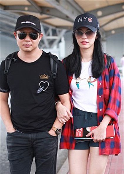 姚晨与老公曹郁现身机场姚晨镜头前咧大嘴笑幸福得像花儿一样