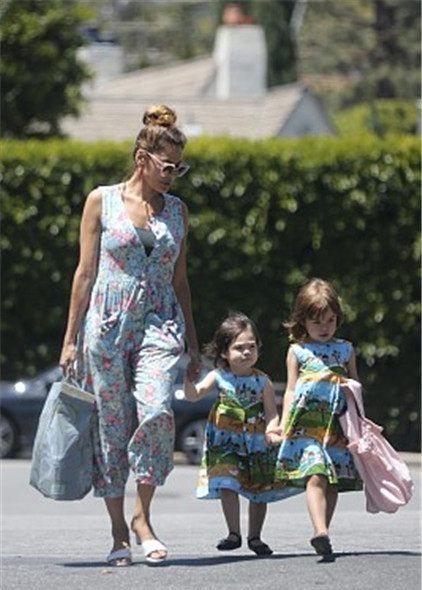 伊娃·门德斯带女儿外出展夏日亲子穿搭,俩公主"姐妹裙"紧牵手_高清