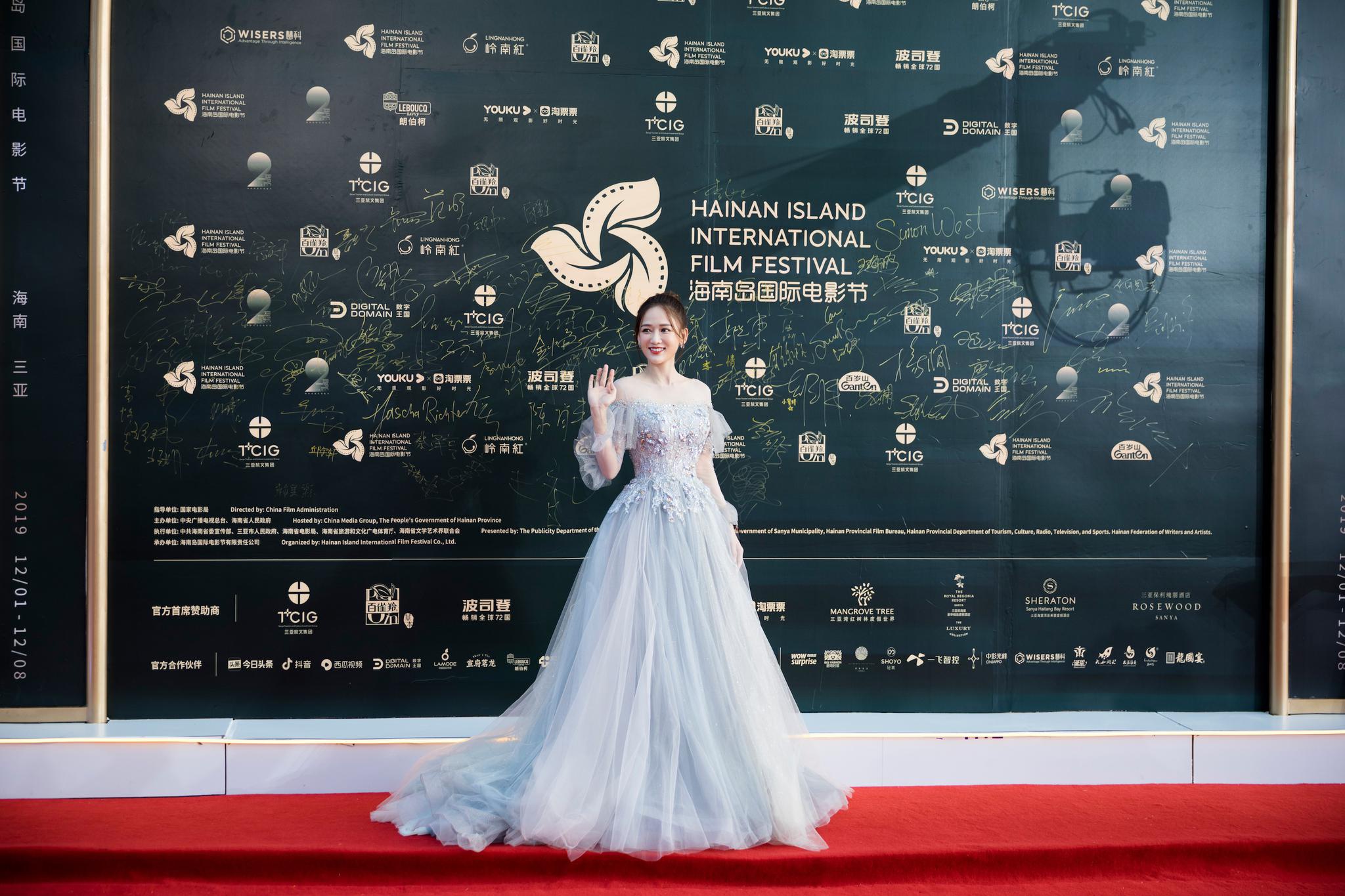 致敬中国电影!陈乔恩讲述人身份亮相海南岛国