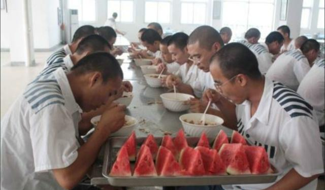 据说以前监狱的伙食非常差,真的就是水煮白菜,别说肉了,连油和盐都舍