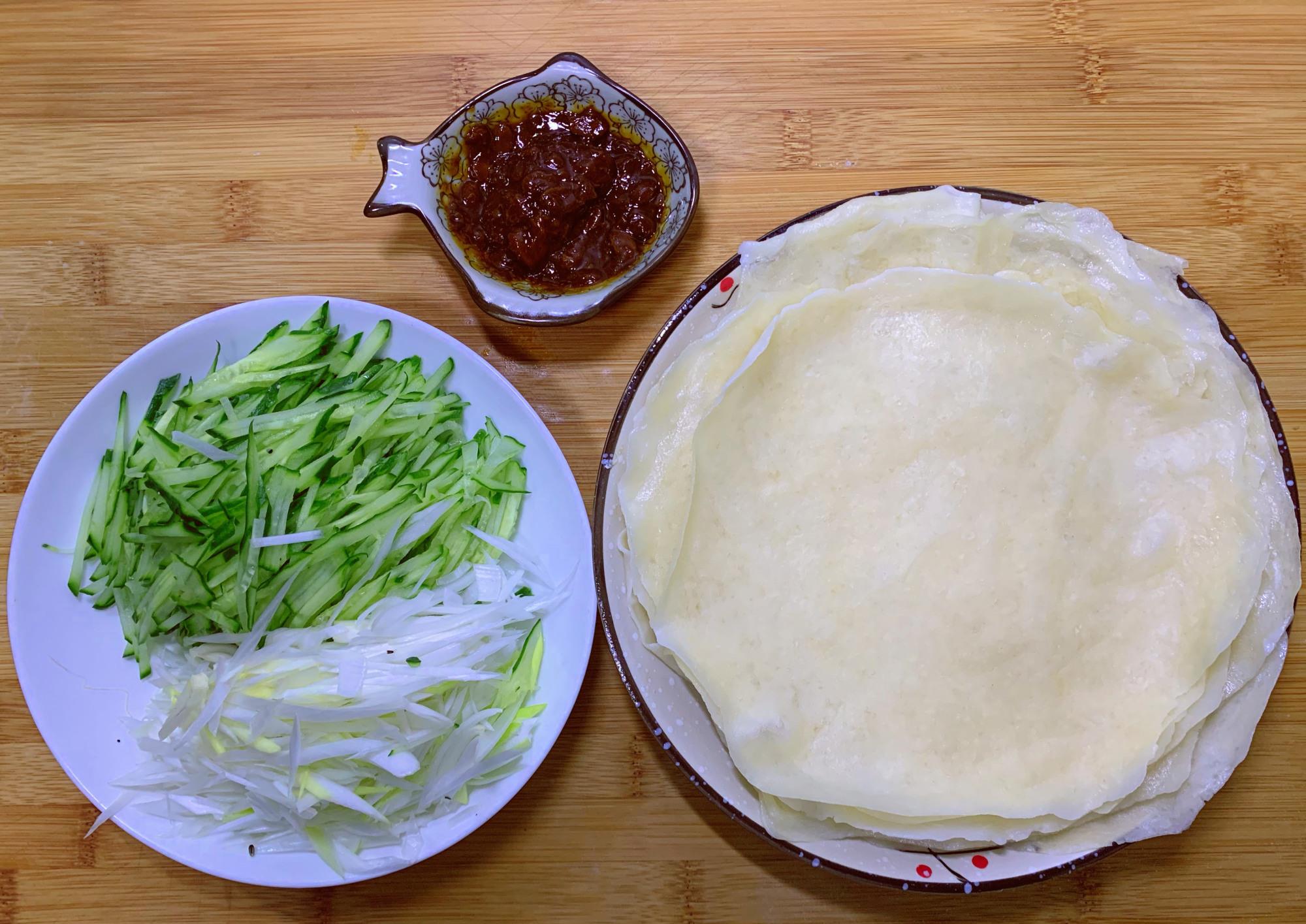 北方传统春饼吃法,不用油烙,一擀一蒸就上桌,晒到朋友圈都点赞