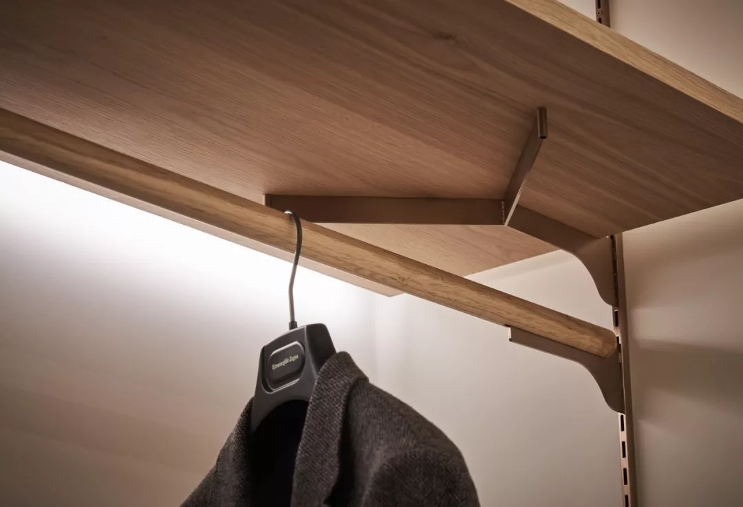 装修公司案例｜126㎡简约公寓装修设计，书架这么用，多出一间房