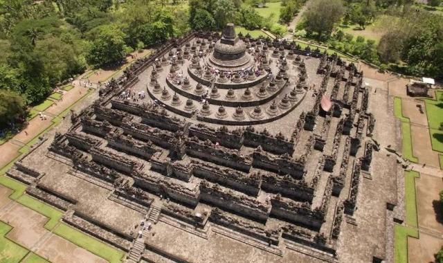 石块上的史诗,曾经被火山灰掩埋在地下400多年|婆罗浮屠|佛塔|火山灰