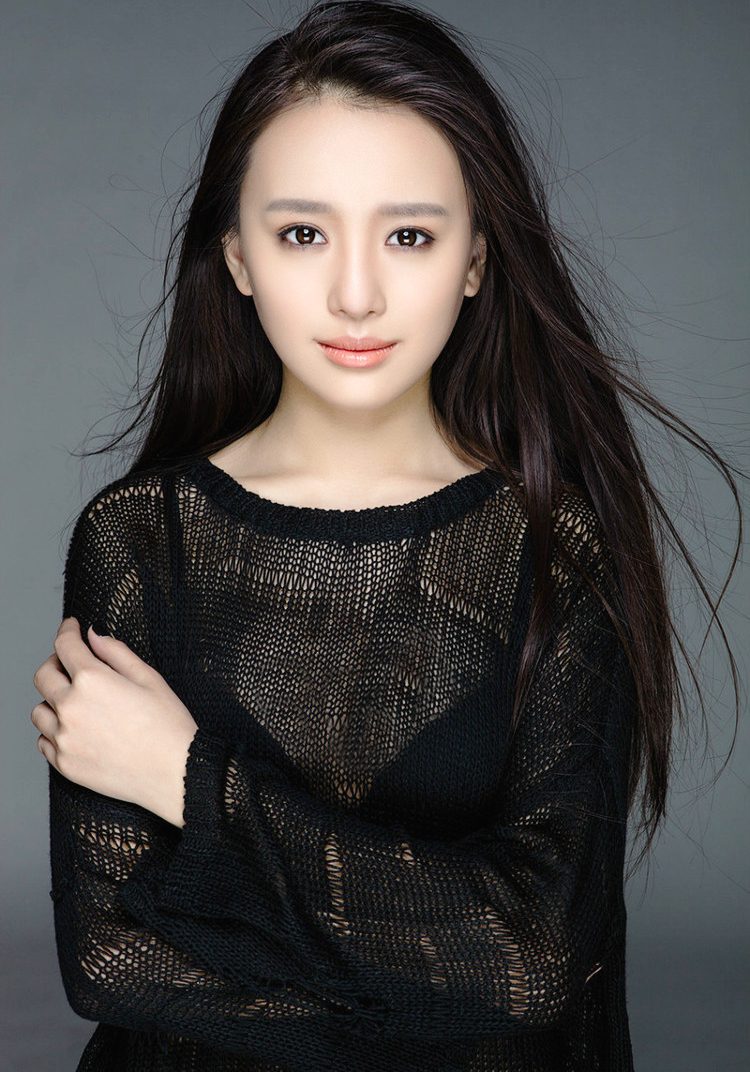 影棚镜头下那长发飘飘的黑衣美女子