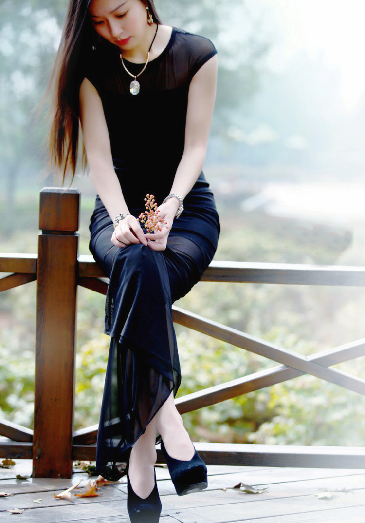 美景下那一个稳重气质艳丽的文雅女子