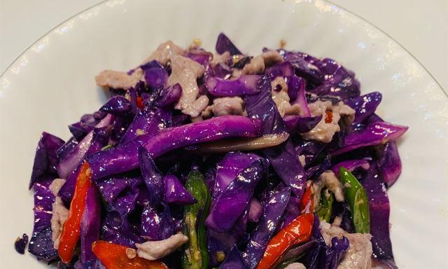 紫甘蓝炒肉丝,快手家常菜