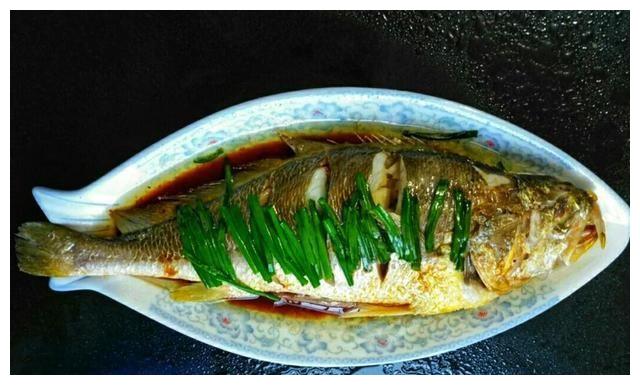 所用的火力全程必须大火,不断形成水蒸气,快速让鱼肉蒸熟,而且火力越