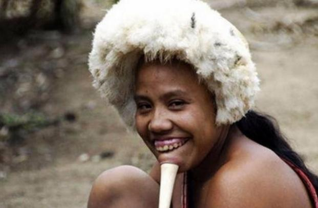 南美洲"奇葩"原始部落,成人礼是木棍穿进下巴!以"赤裸"为美