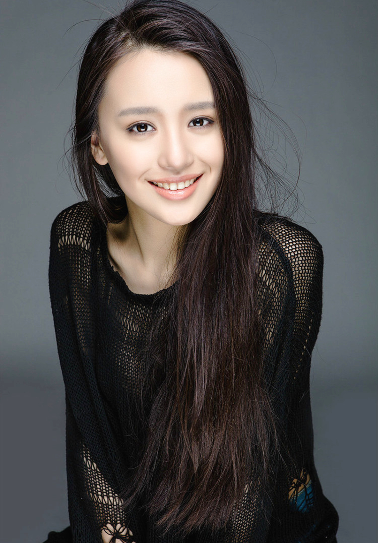 影棚镜头下那长发飘飘的黑衣美女子