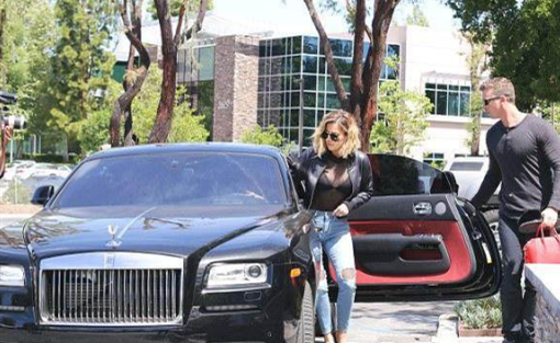 35岁富婆招司机开豪车,月薪10万,条件让人尴尬