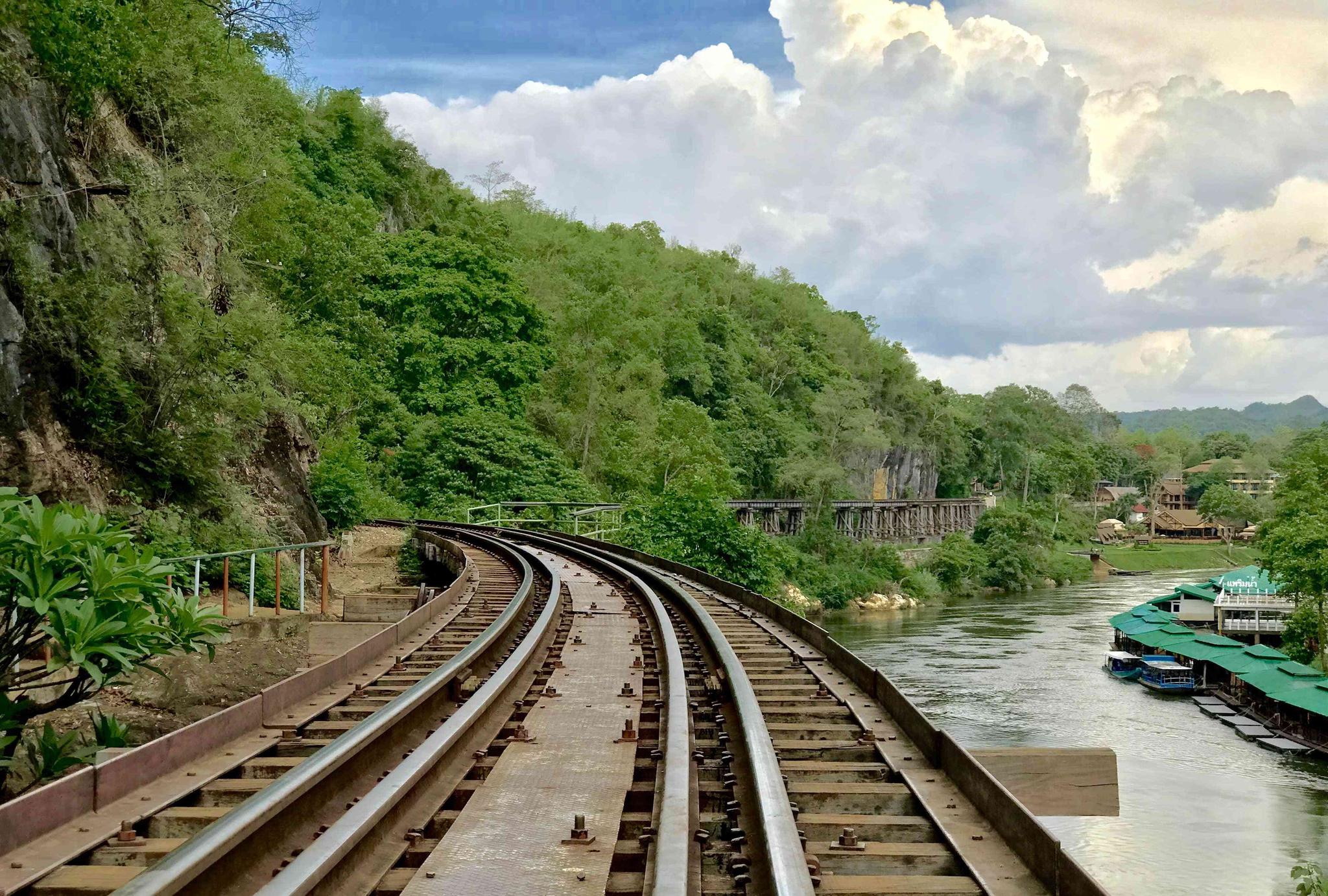 世界著名的死亡铁路:泰缅铁路,一路上风景优美,感叹和平的不易