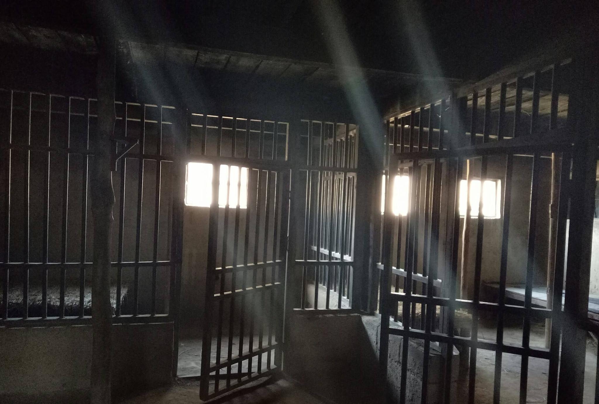 "抗拒从严,坦白从宽!"没搞错?在这里度蜜月就是这台词