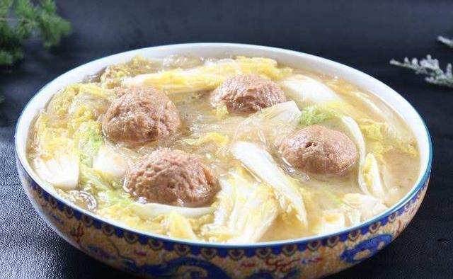 四喜丸子炖白菜此菜有清热解毒的功效是夏天不可获得的美食