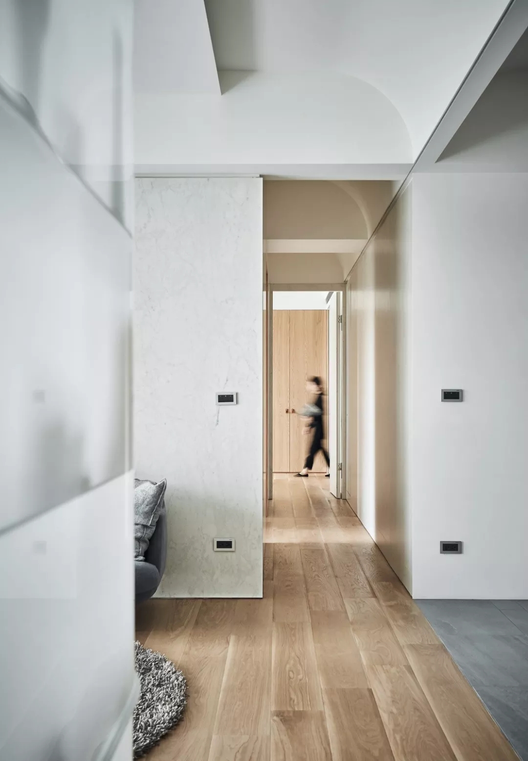 装修公司案例｜126㎡简约公寓装修设计，书架这么用，多出一间房